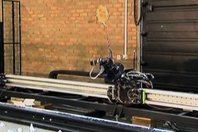 Robot chơi thể thao với người